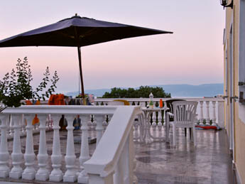 Familienurlaub Kroatien, Grosse Terrasse mit Meeresblick